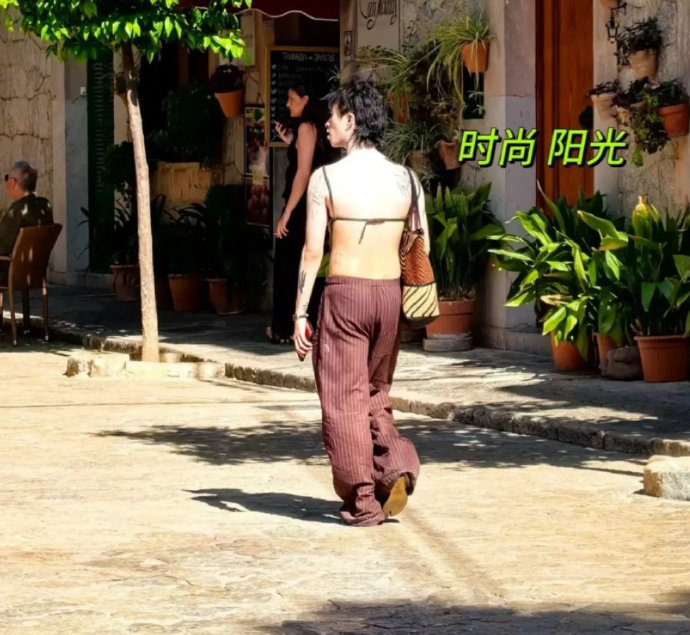 伊能静的儿子在西班牙的清凉穿搭！ ​​​
