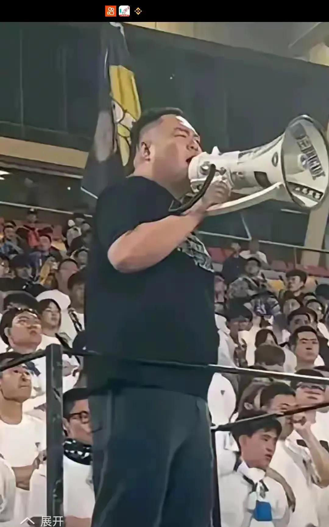 请记住：这个所谓的球迷，为什么至今未看到任何处罚！
2，请问现场值勤，面对这种场