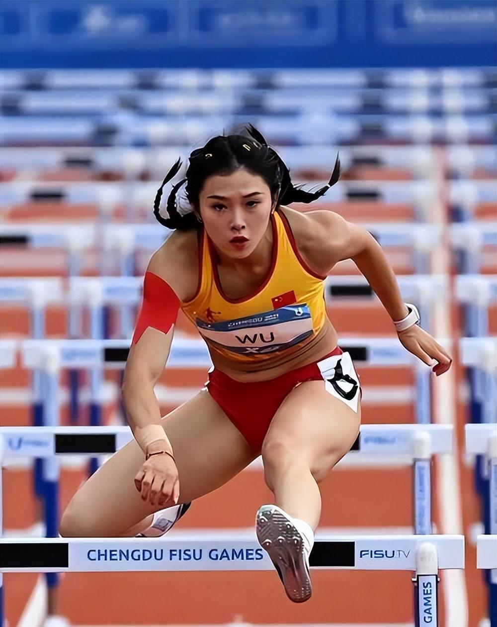 吴艳妮妈妈到吴艳妮刚上大学曾经被
孤立很心酸，我相信她说的是实情，
这种情况不是