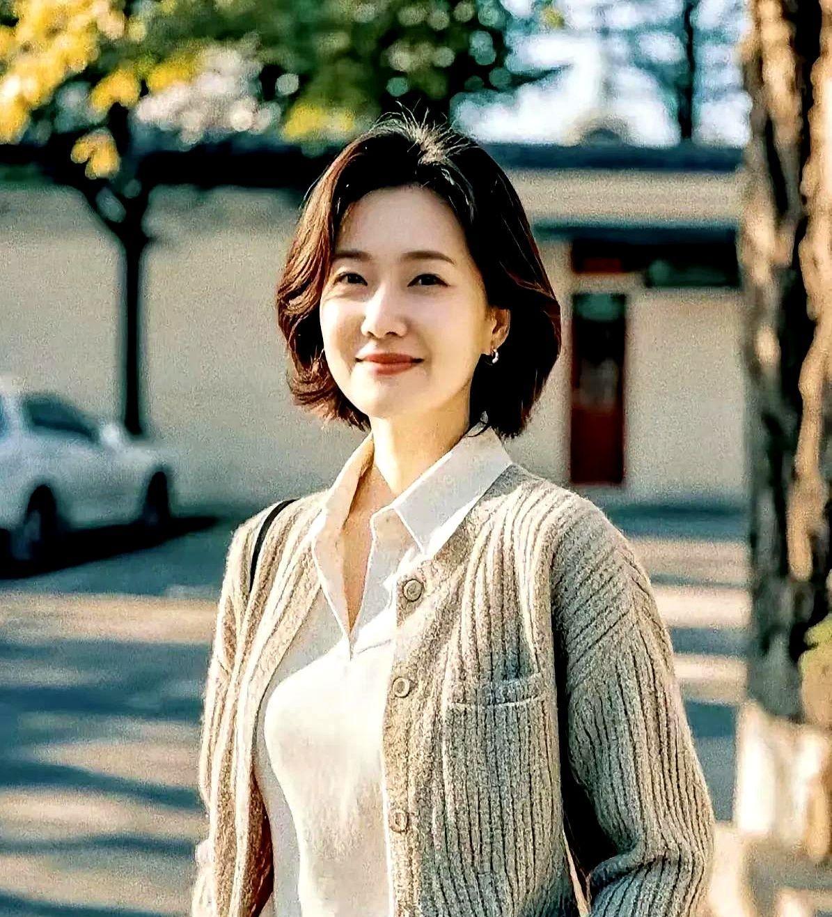 聪明漂亮的女人买衣服都有小技巧，白衬衣永不过时，不管多贵都不耐脏，好看就行，衣柜