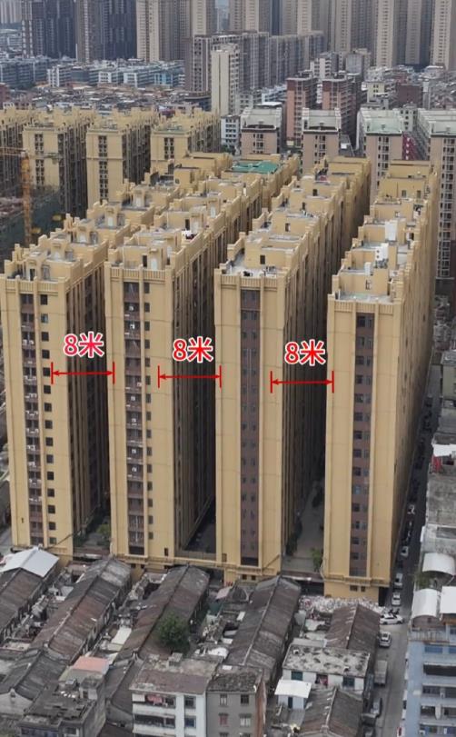 楼间距只有8米的小区，更奇葩的是它的名字竟然叫“阳光城”