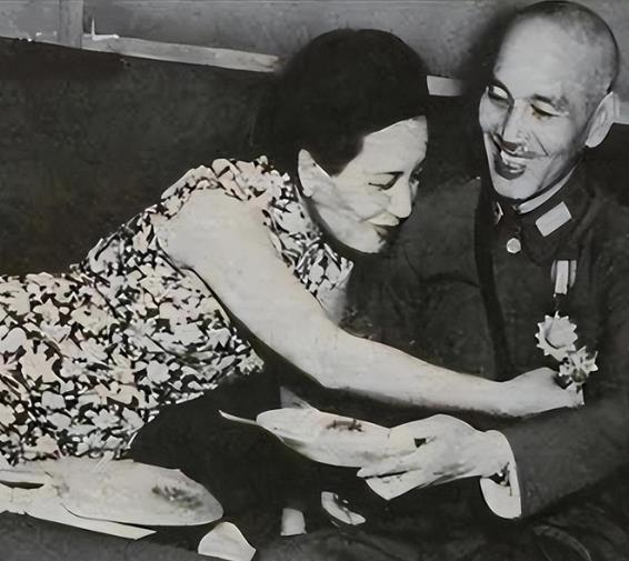 1997年，蒋纬国去世的消息轰动了全台湾，但是并不是因为他的死讯，而是因为他的遗