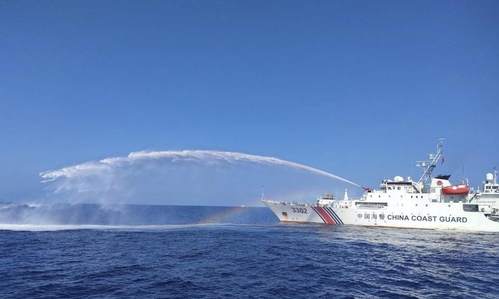 中方忍无可忍，再次发射水炮
据中国海警通报，20日，一艘菲律宾公务船再次想要侵闯