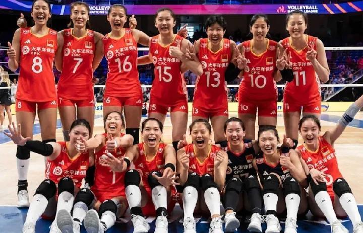中国女排逆转德国女排，
大比分3：2获胜。
这场比赛，
中国女排14人，是全员出