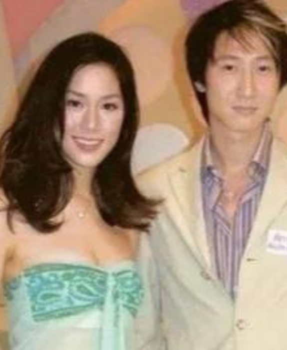 当年徐子淇爱上了洪天明，可是却因为母亲的阻拦最终嫁给了富二代李家诚。

洪天明是