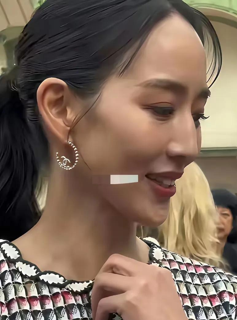 这女人真的是不能太瘦了
你看明明花一样的年纪
却看着好老