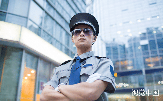 所长强迫报案人砍拼夕夕才给立案，岂料眼前“普通人”是暗访的南溪县长，不仅他被撤职，连后台镇长也跟着栽