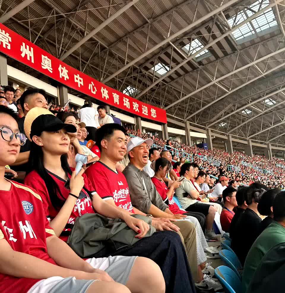 你们要的李想妻子正脸来了！

又高又靓，穿严严实实都能看出身材好！据说是5个