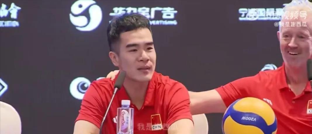 从新闻发布会海宁教练与王鹤斌的互动来看，其实海宁教练也是很喜欢王鹤斌的，尤其是海