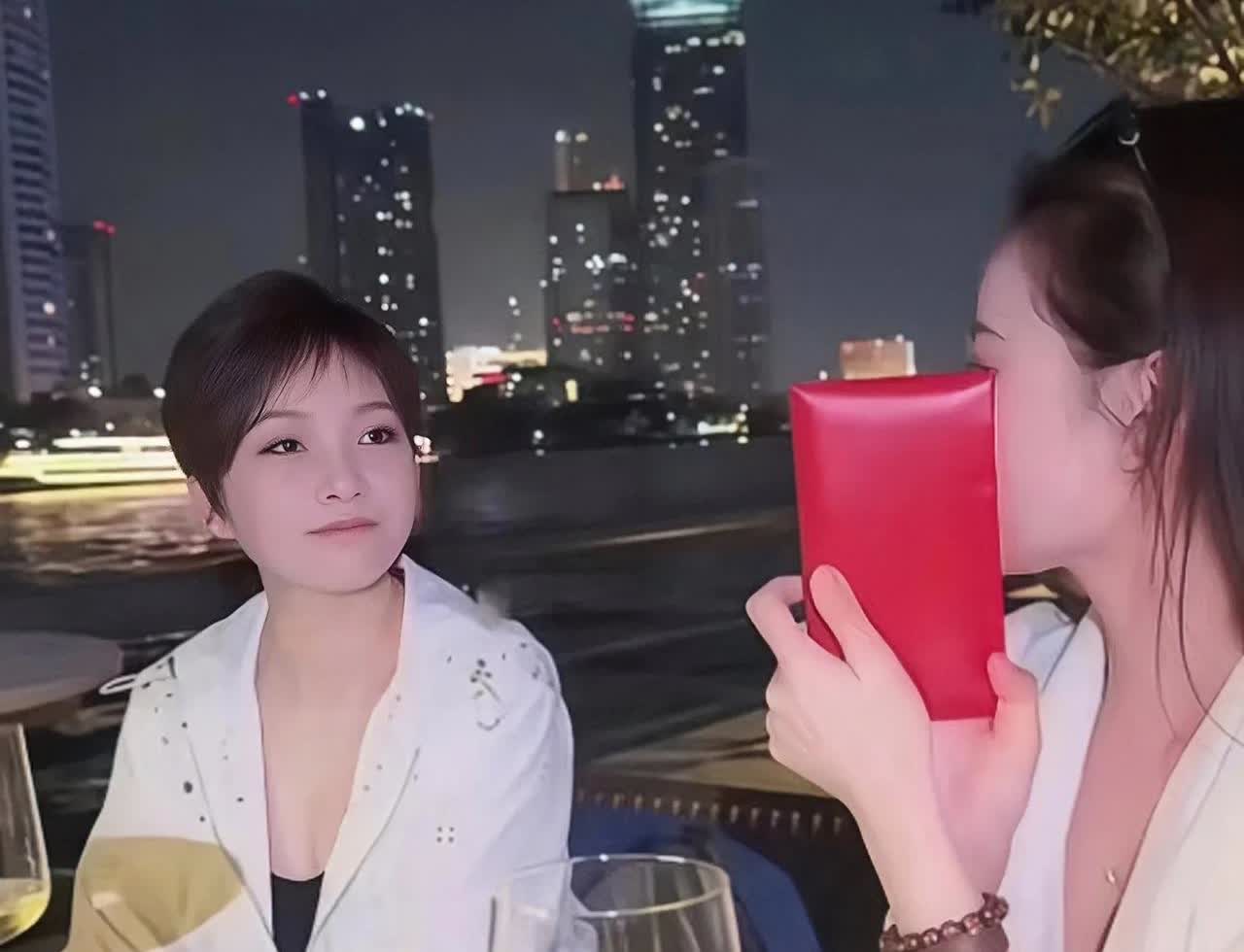 近日有传马筱梅妈妈发声了

她对女儿马筱梅说：“人言犹如决堤的洪水，传的猛烈
