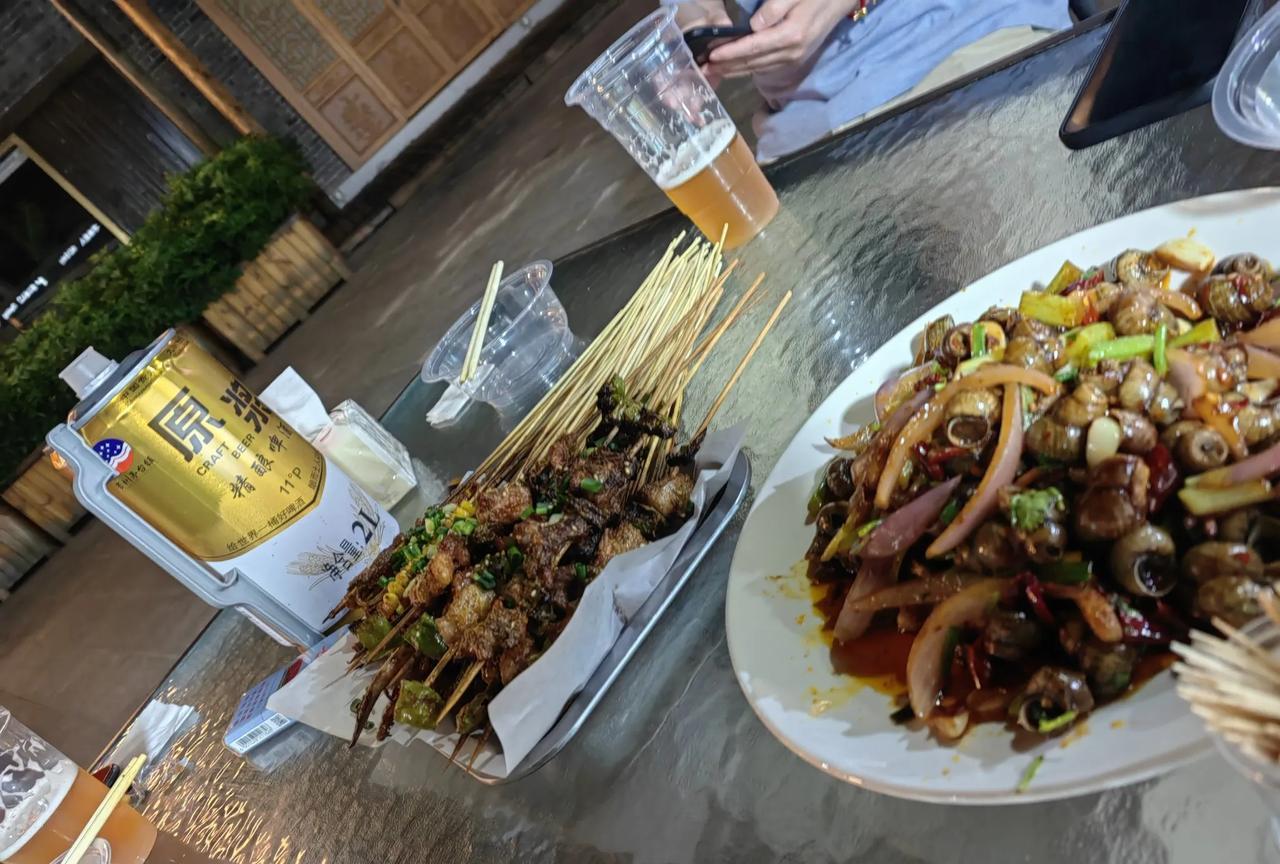 寂寞的大街上，