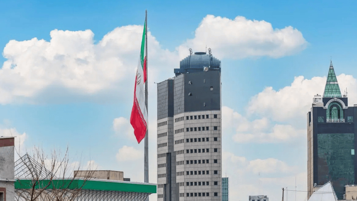 美伊重启谈判前，特朗普瞒不住了，五角大楼通告全球，伊朗导弹击中美军基地