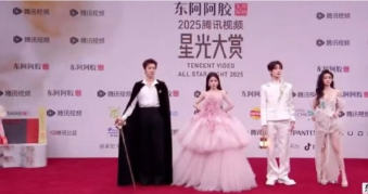 第一次见这么不隆重的红毯，感觉灯光条件也很差的样子，画面有点暗
好歹是个这么大的