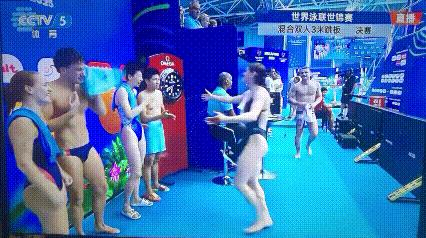 难道因为程子龙是练跳台的，国外的跳板选手对他不熟悉吗？
也不对啊，为何女队员和他