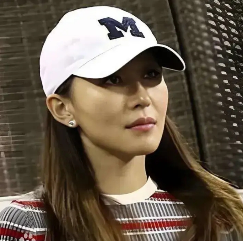 第二个邓文迪？
朱乔琳是甲骨文公司创始人埃里森的妻子。朱乔琳是90后，埃里森是4