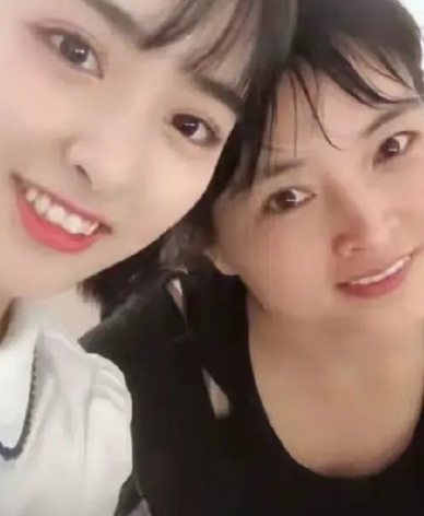 沈月跟妈妈简直一模一样。