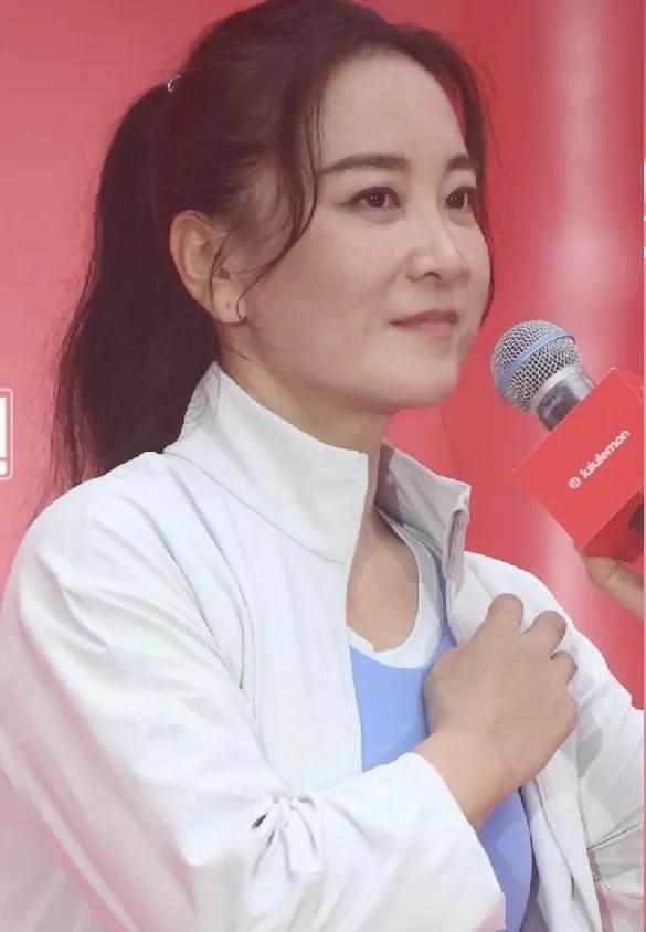 相由心生是对的，
贾玲现在笑的时候和以前的笑容一样灿烂，不笑的时候好像突然换了一