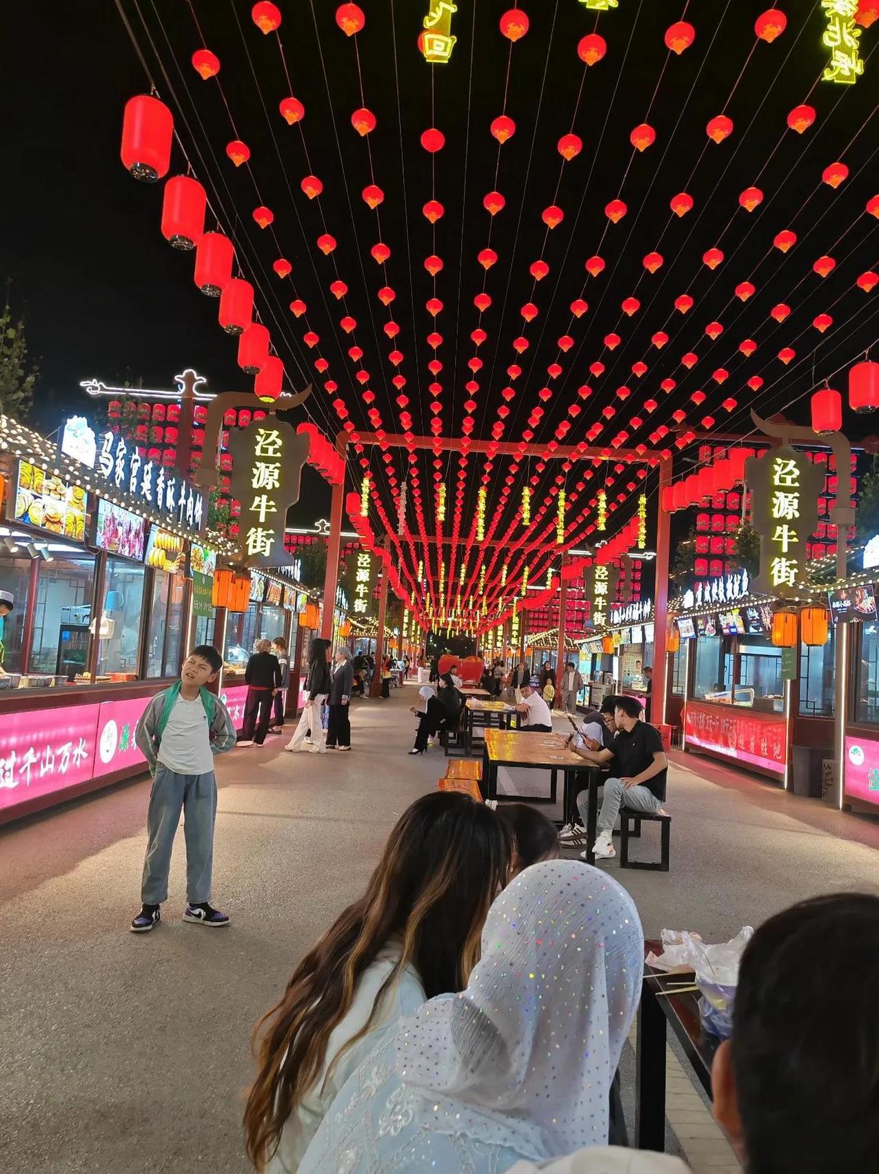 再一次来到泾源牛街
这里游客不多
可能不是假期吧
来这里的外地人少了很多
我们一