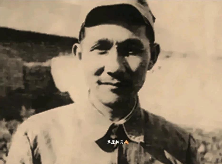 他俩是同一个人或亲兄弟吗
一九五五年，周总理主持开国将官授衔仪式
然而快结束时，