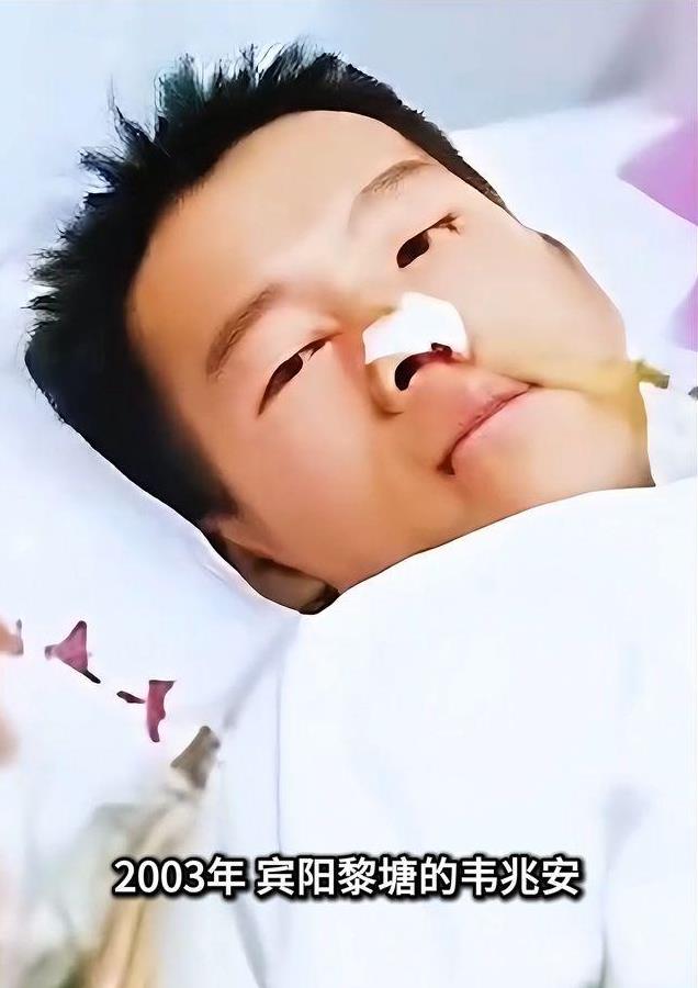 2003年的珠海，一名23岁保安冒死救下正被3名歹徒抢劫的女教师，谁知两年后，他