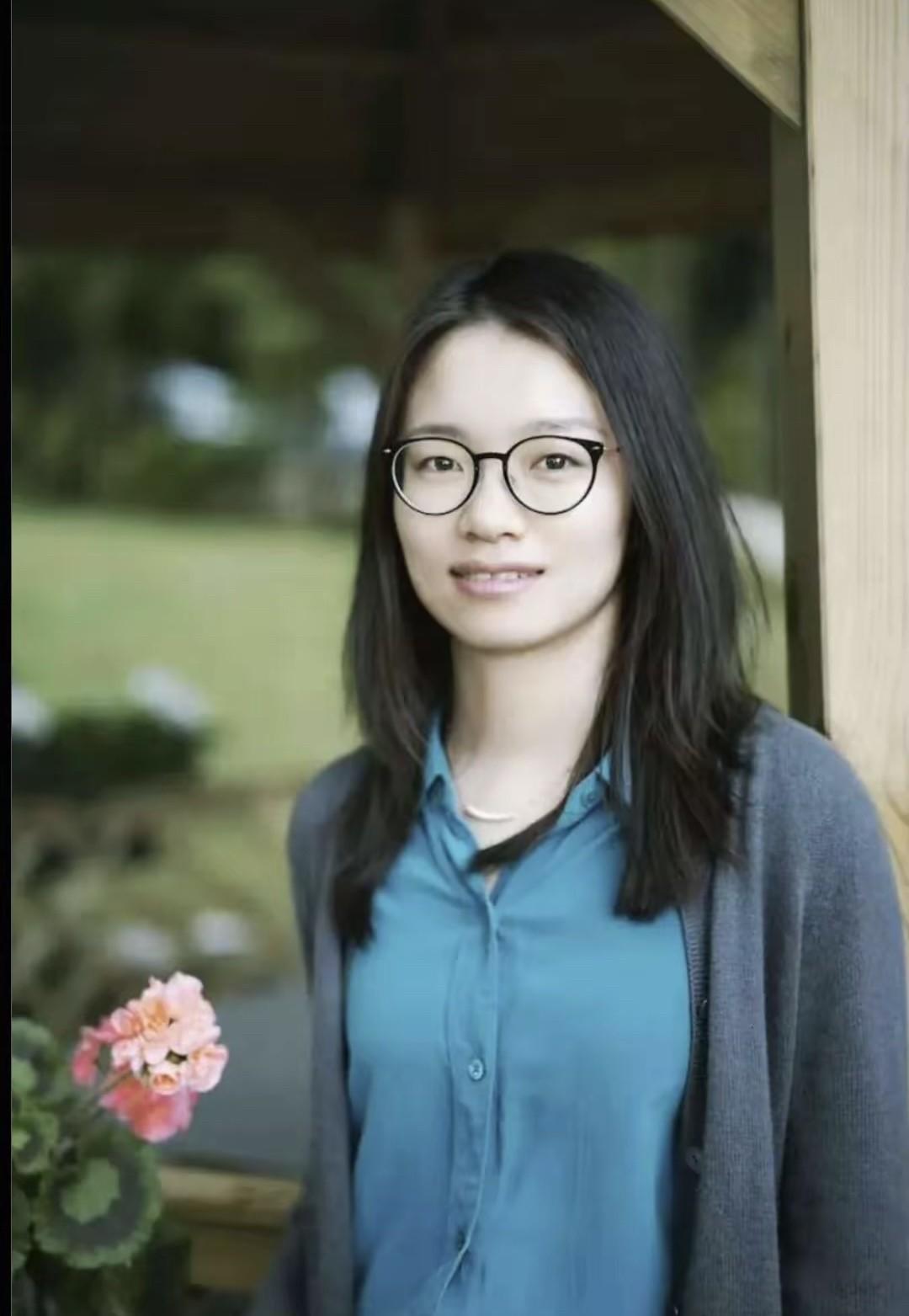 王虹在北大讲课用英语，这就叫她移民美国了？是美国人了？
现在网上这舆论也太可怕了