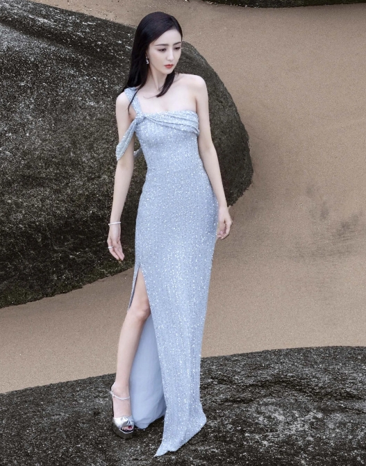 佟丽娅，164cm，肤色白，真的占优势。