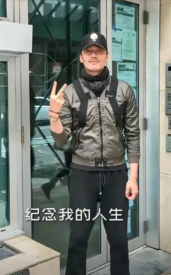 救命！娱乐圈最后一座黄金单身汉堡垒要塌？52岁胡兵被扒婚恋现状，网友锐评：