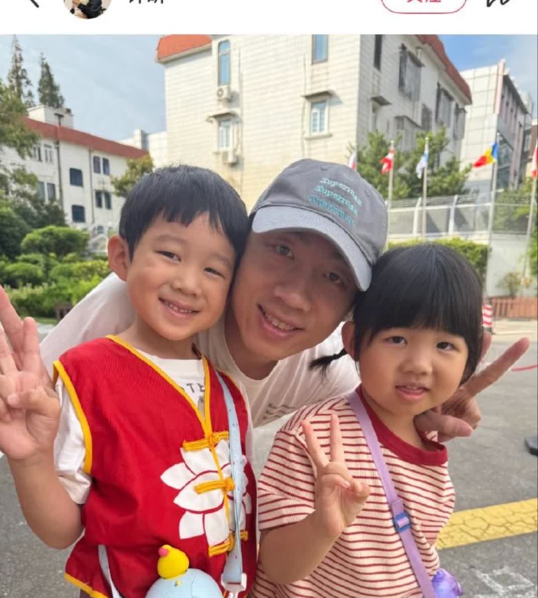 许昕送儿子女儿开学
9月1日，乒乓球运动员许昕晒儿子女儿的开学合照。并配文：老