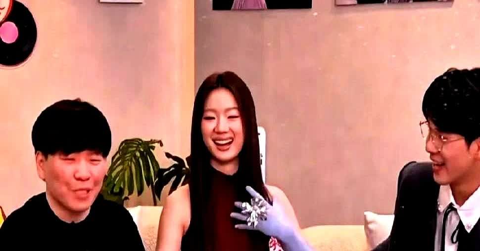 单依纯与常石磊为什么会有十指相扣的暧昧举动？

不查不知道，一查才明白！
