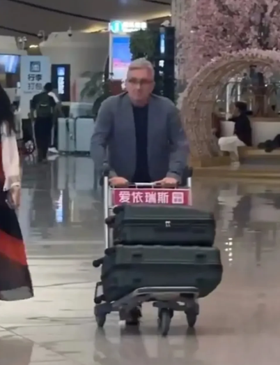 国足止步世界杯，伊万灰溜溜的走了，连个送行的人也没有，这也符合我们的江湖和人情世
