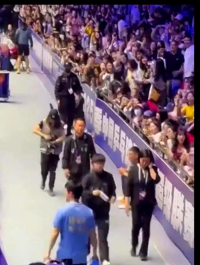 樊振东和孙颖莎场馆相遇擦肩而过零交流令人费解。
不过说实话，东哥这社恐属性也不是