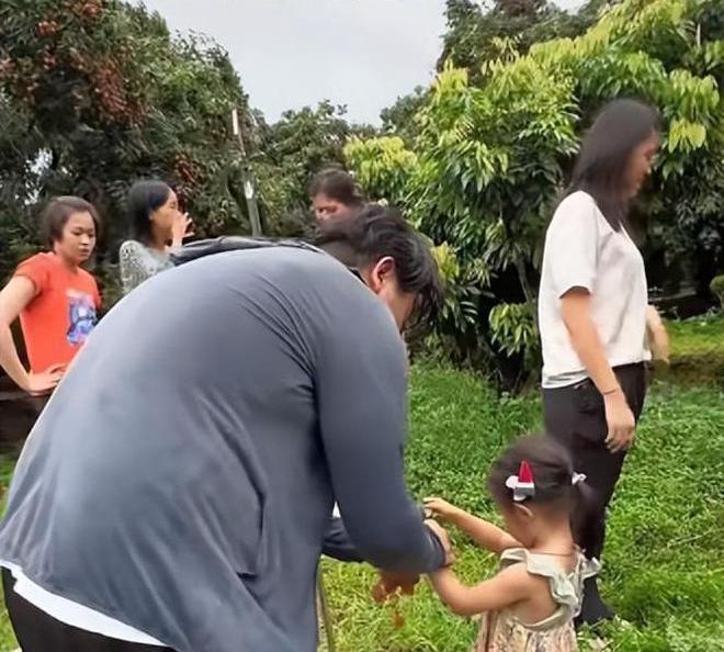 【向左走，向右走】
连续缺席大赛，发回广东省队的全红婵，近期现身在湛江老家，摘荔