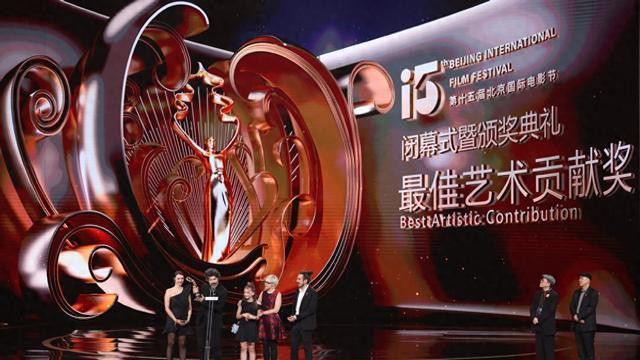 陈佩斯跪地颁奖，倪萍眼角含泪，北影节颁奖礼暖人一幕，令人难忘