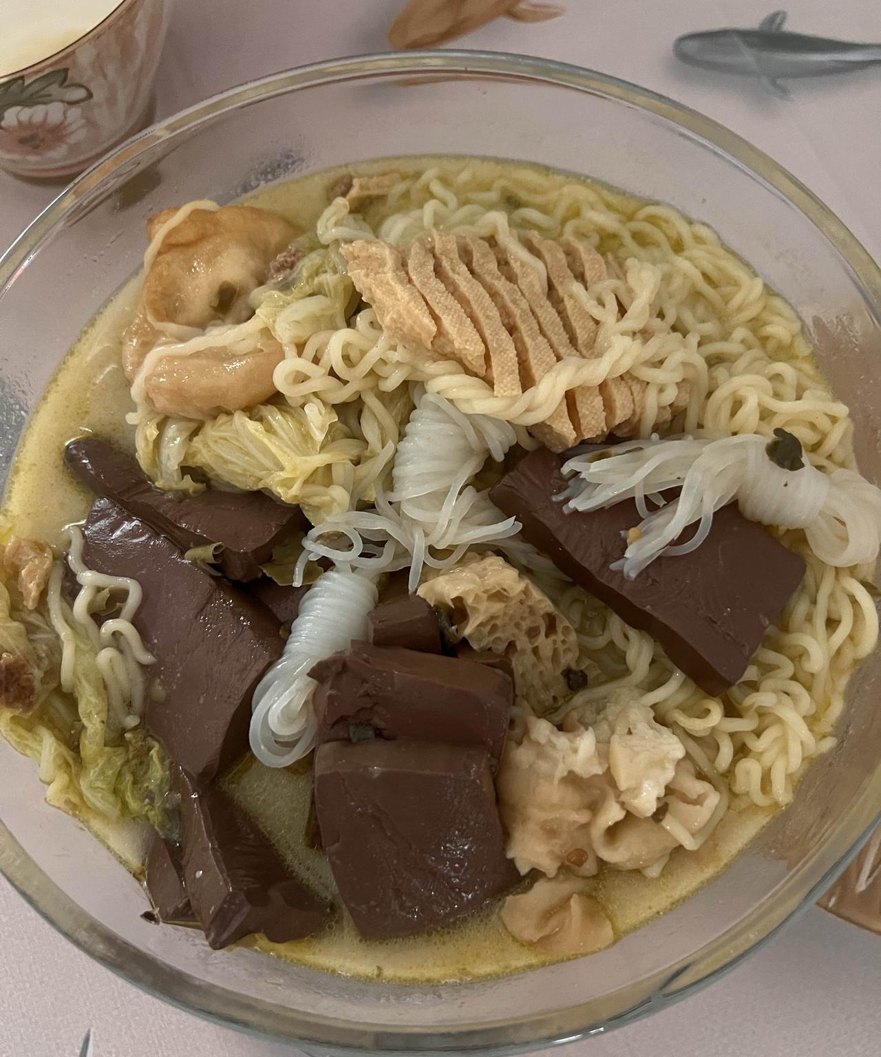虽然做的是最简单的麻辣烫，但我想这个过程也是需要动手、动脑的吧！
也希望儿子把这
