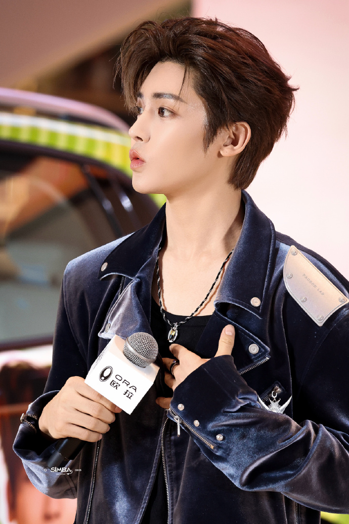 侯明昊今日活动路透图
好直观的帅