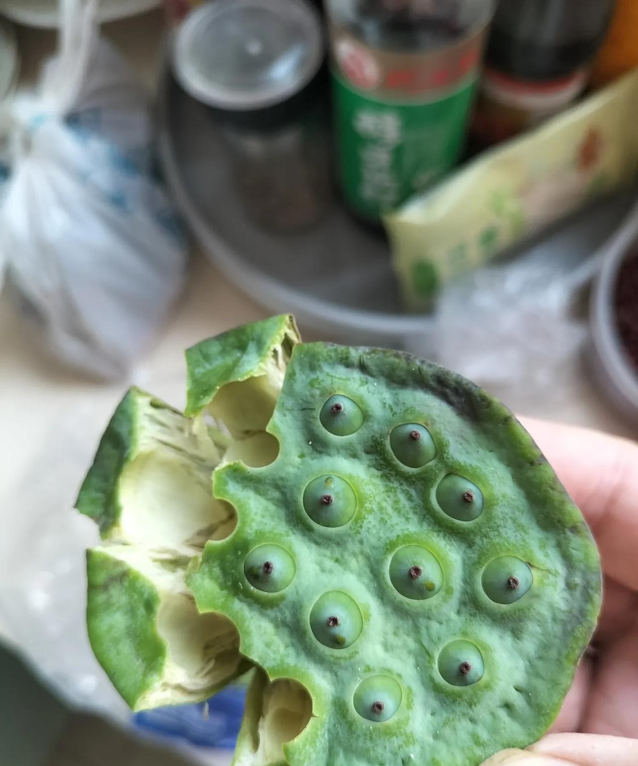 荷花的种子，为什么称为莲子？
诗经里有，莲是荷的总称。
说文解字说，荷是叶，莲是