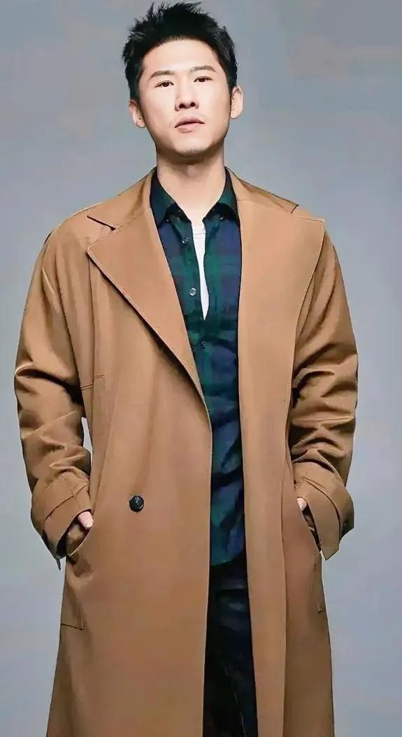 看着就爷们，不整容，不化妆，就凭着股踏实劲，演好角色儿。不靠爹，不靠娘，就靠自己