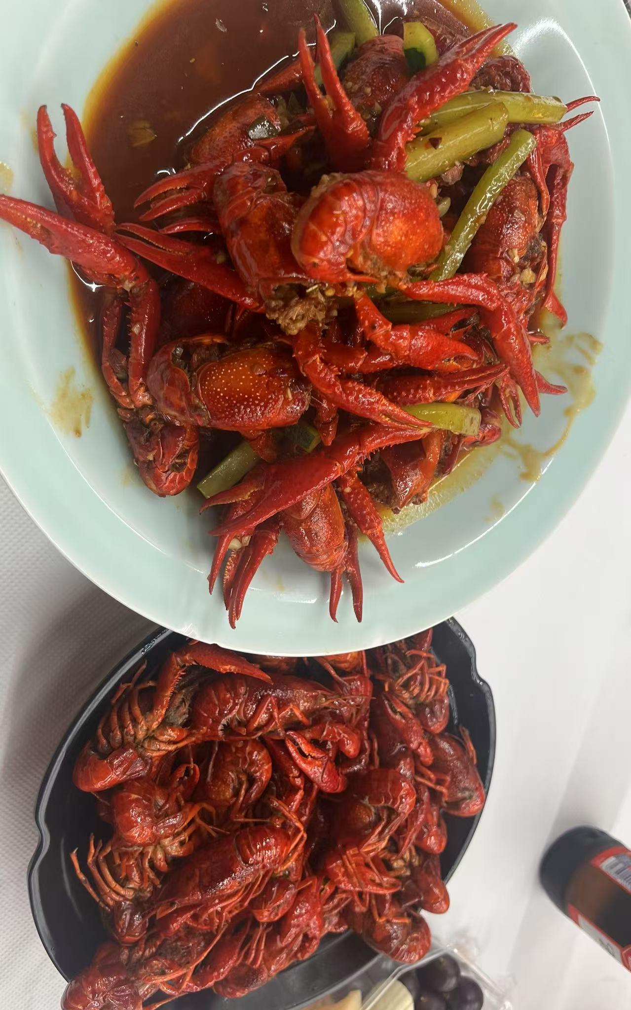 仲夏夜，一个城市的宵夜没有小龙虾是有缺憾的。
小龙虾是最有利于社交的食物，双手都
