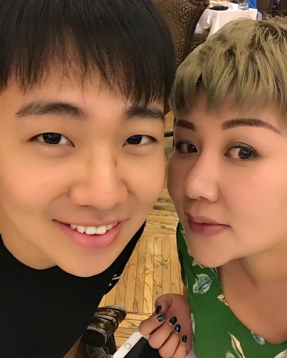 不管别人怎么说，王惠脸上确实闪动着“慈母”的光辉。
就拿两张母子合照来说，很明显