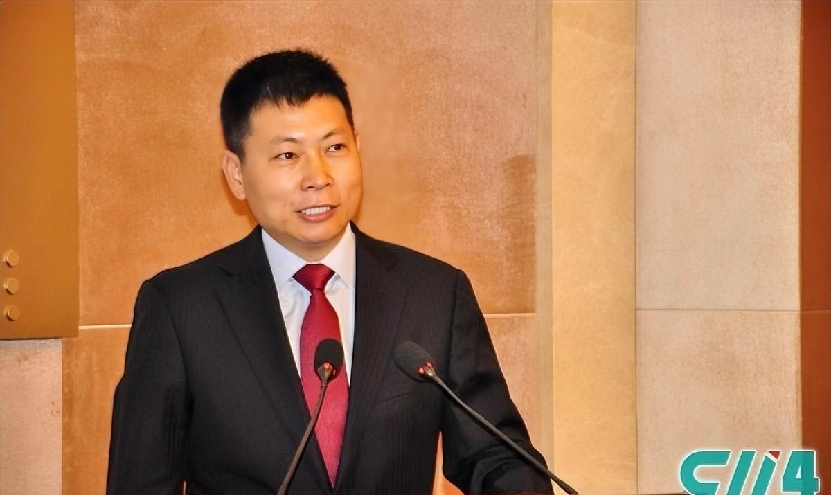 图一为2014年余承东在武汉参加华为与东风汽车战略合作仪式时的照片，当时余承东只