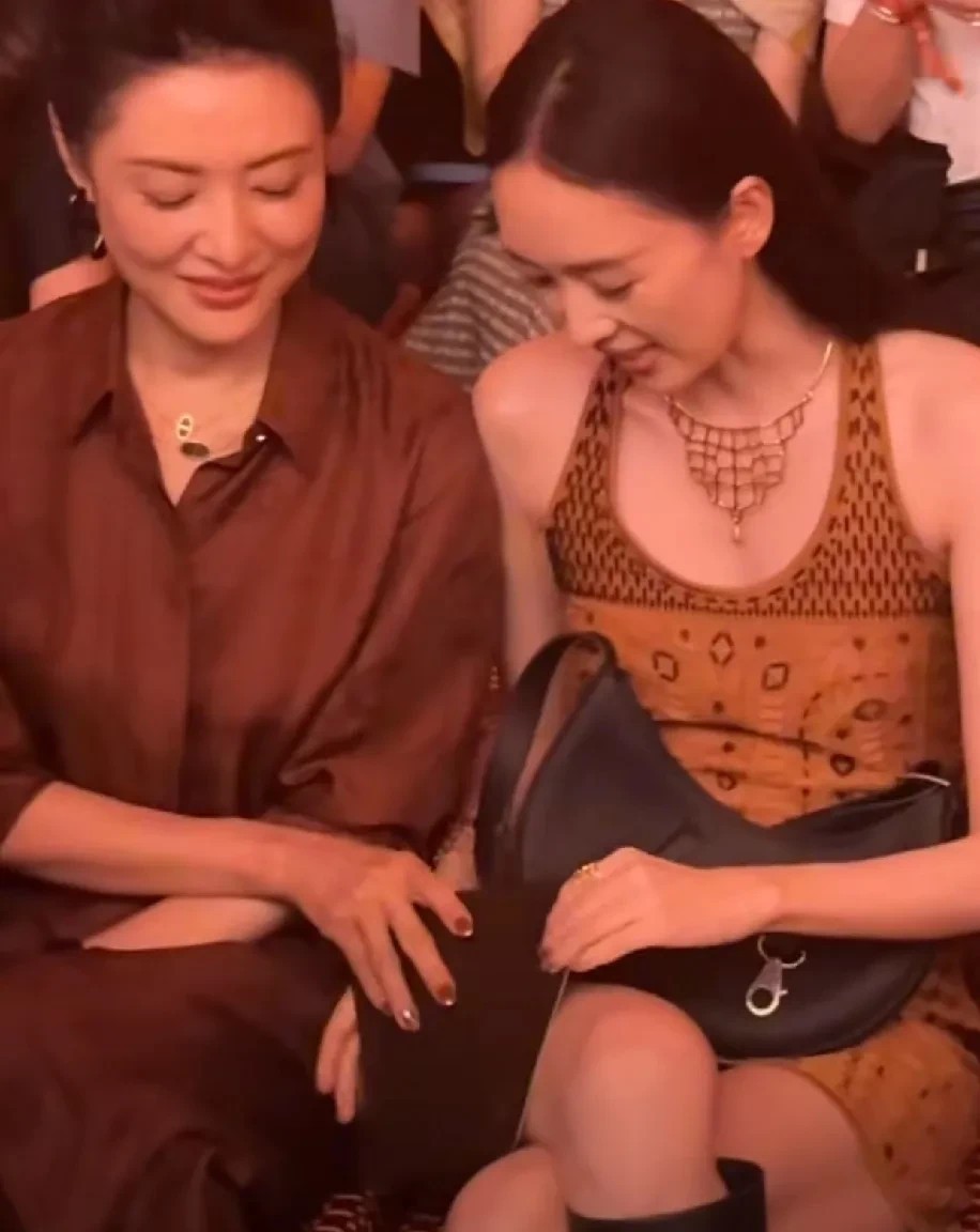 童谣去上海爱马仕大秀看秀时，和主持人周涛坐在了一块儿，周涛看到童谣穿个超短裙还要