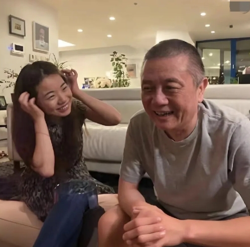 王朔66岁了，住在北京朝阳区。平日里生活得很简单，早上吃一碗燕麦粥，或者一碗大米