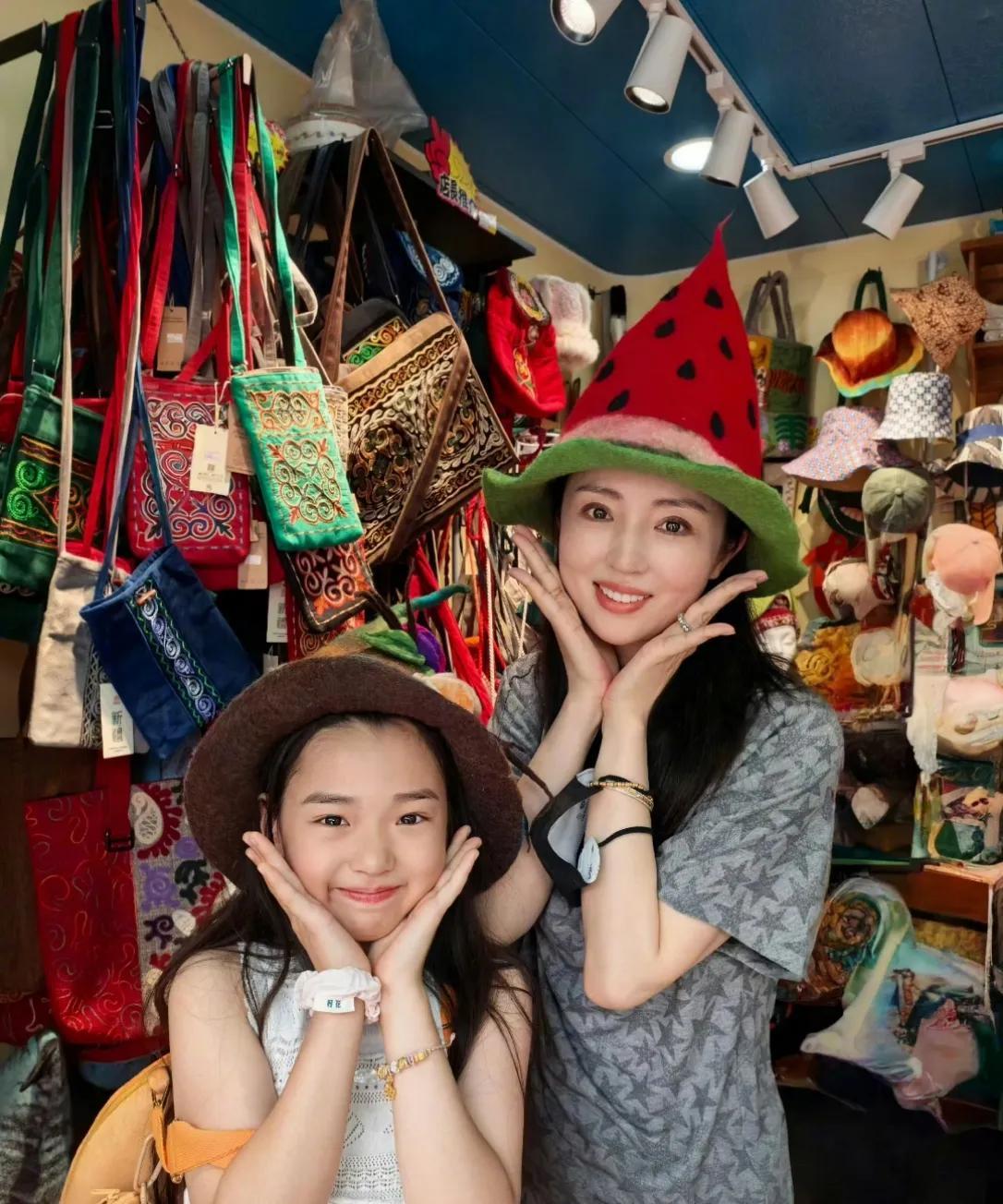 #董璇再婚后的生活状态# 董璇在综艺中表示，因女儿小酒窝是女孩，婚后未与丈夫张维