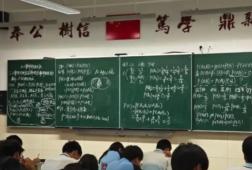 数学考140分，难如登天！
2025高考数学全国一卷考试一结束，火箭班的数学老师