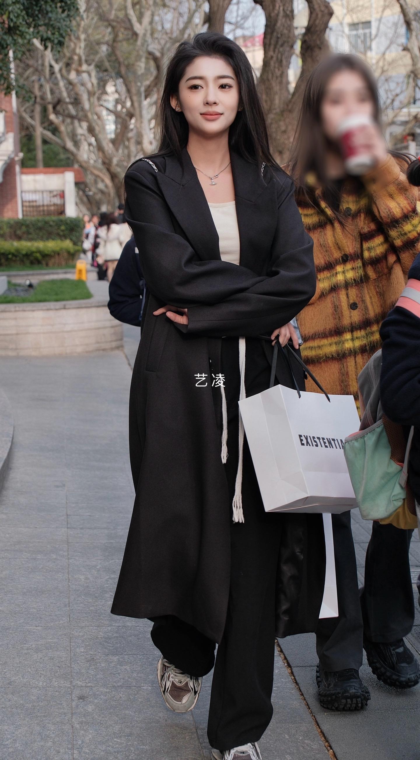 一整个青春洋溢自信。首图小姐姐美的像杨幂2