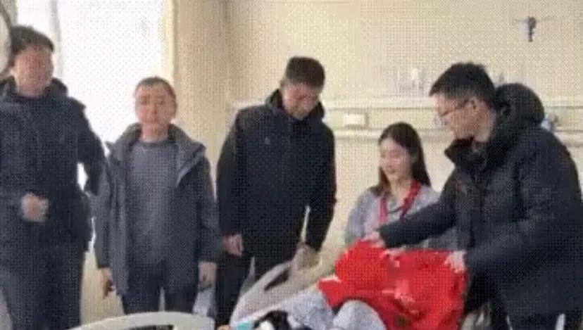莫名心酸，刁琳宇在病床上拿到联赛冠军金牌和冠军卫衣