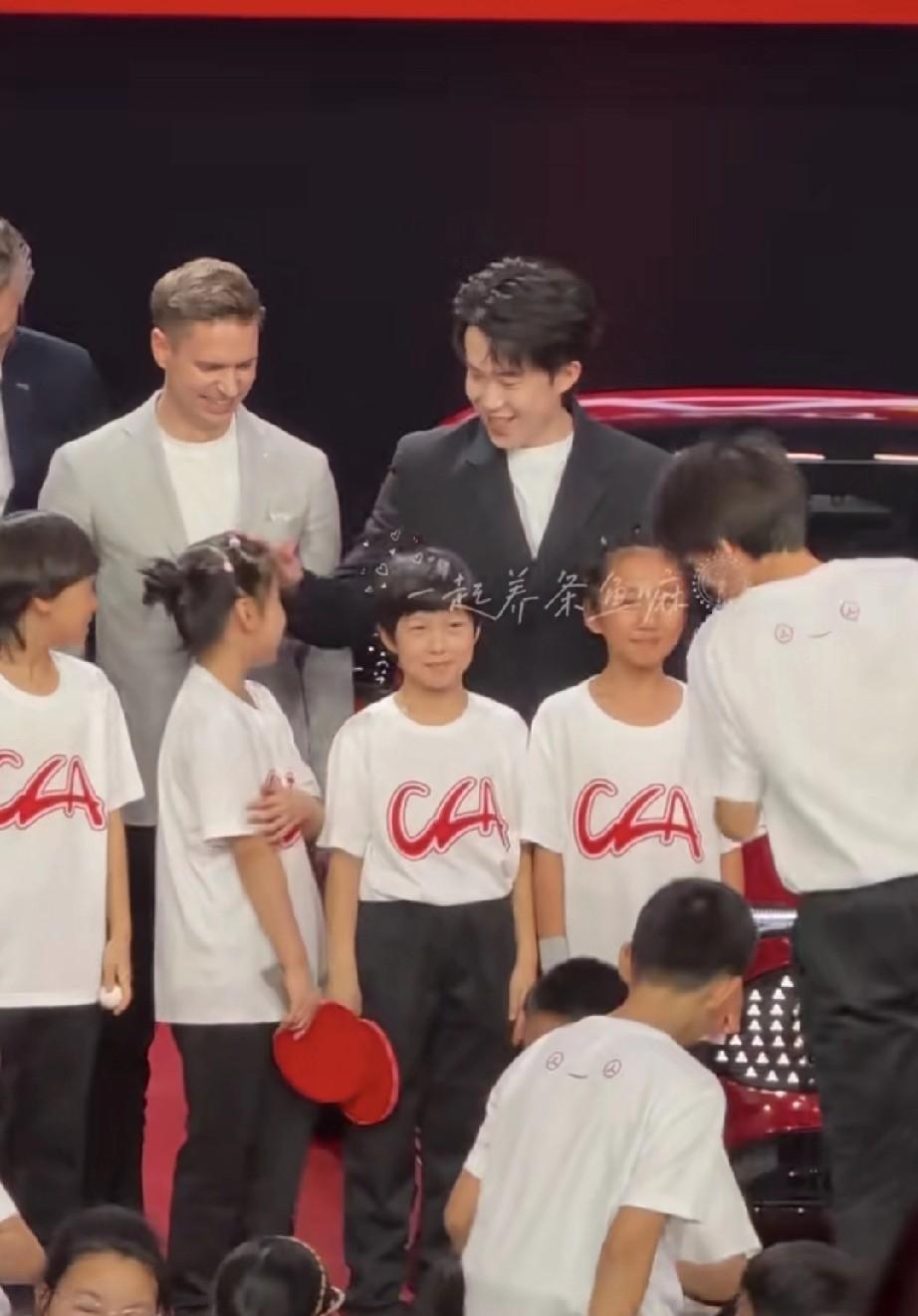 果然勇敢的人才能享受世界，
这么多小孩，
就只有这个小女孩转过去叫了楚钦哥哥，