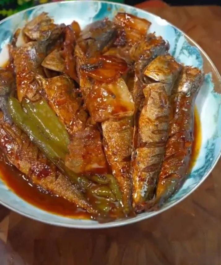 #分享你的美食照片吧#
为了减肥，以后少吃肉类，多吃青菜和鱼，小鲅鱼，鲜嫩，刺少