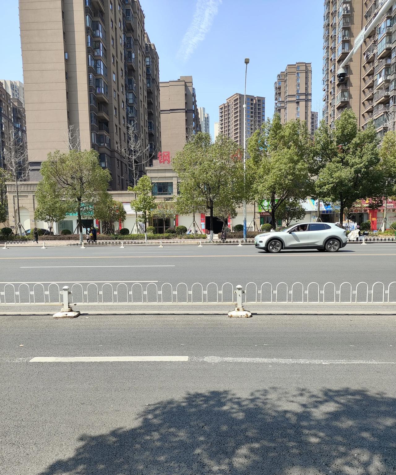 公司里的女领导，有天买了一帒大米，告诉司机帮个忙送上门，到了楼上楼下，女领导对司