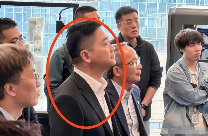  一觉醒来
清华北大和其他985都沉默了
刘强东现身香港科技大学竟然是因为他们学